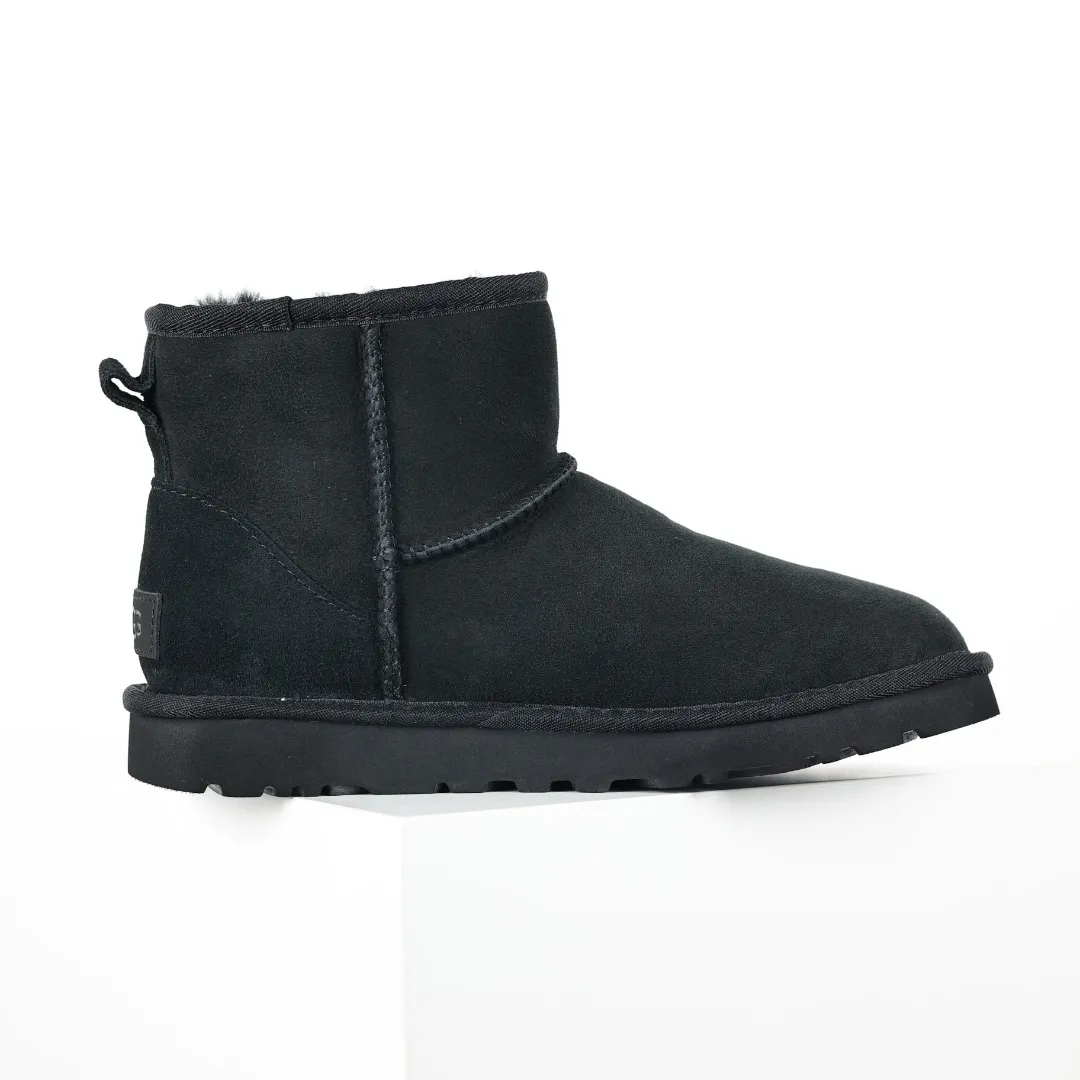 Pick up locally 💰520, core recommendation, good price, UGG Classic Mini mid-tube series, Xiaohongshu hot model, Henan Longfeng leather production, sheepskin and wool integration, top quality in the market, 2-3 cm cashmere insole, keeping warm in winter, suitable for home use. In the new year, uug launched a style series, which is partially biased towards the preferences of young consumers, and has also been at the forefront of fashion trends. Shoe body material, water-repellent coated suede upper 17mm UGGPURE™ implanted wool insole Lightweight non-slip comfortable rubber outsole With brand LOGO Trademark Comes with full packaging Size: 35 36 37 38 39 40